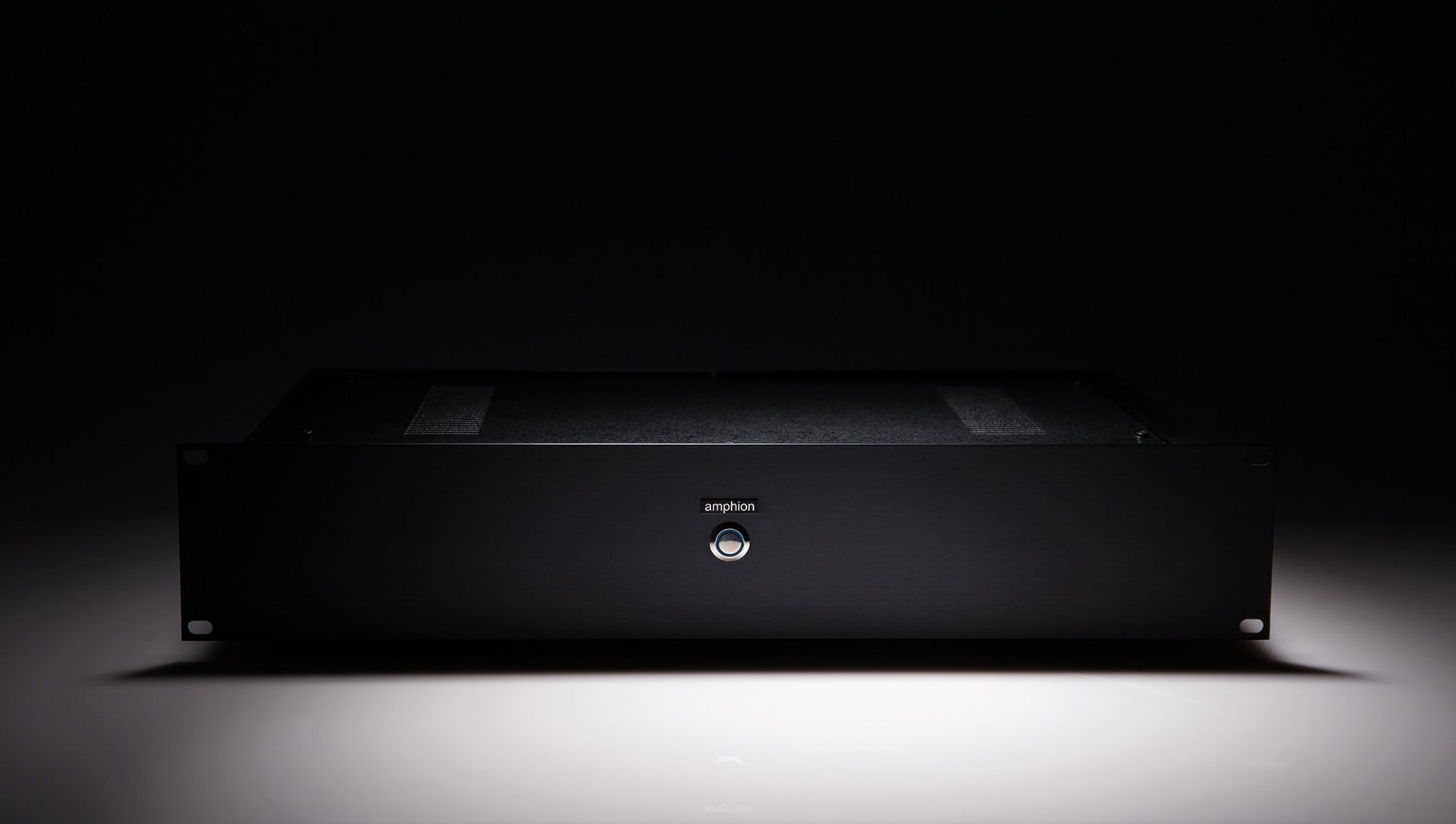 Amphion AMP700 | 700W×2のハイパワー・ステレオ・パワーアンプ
