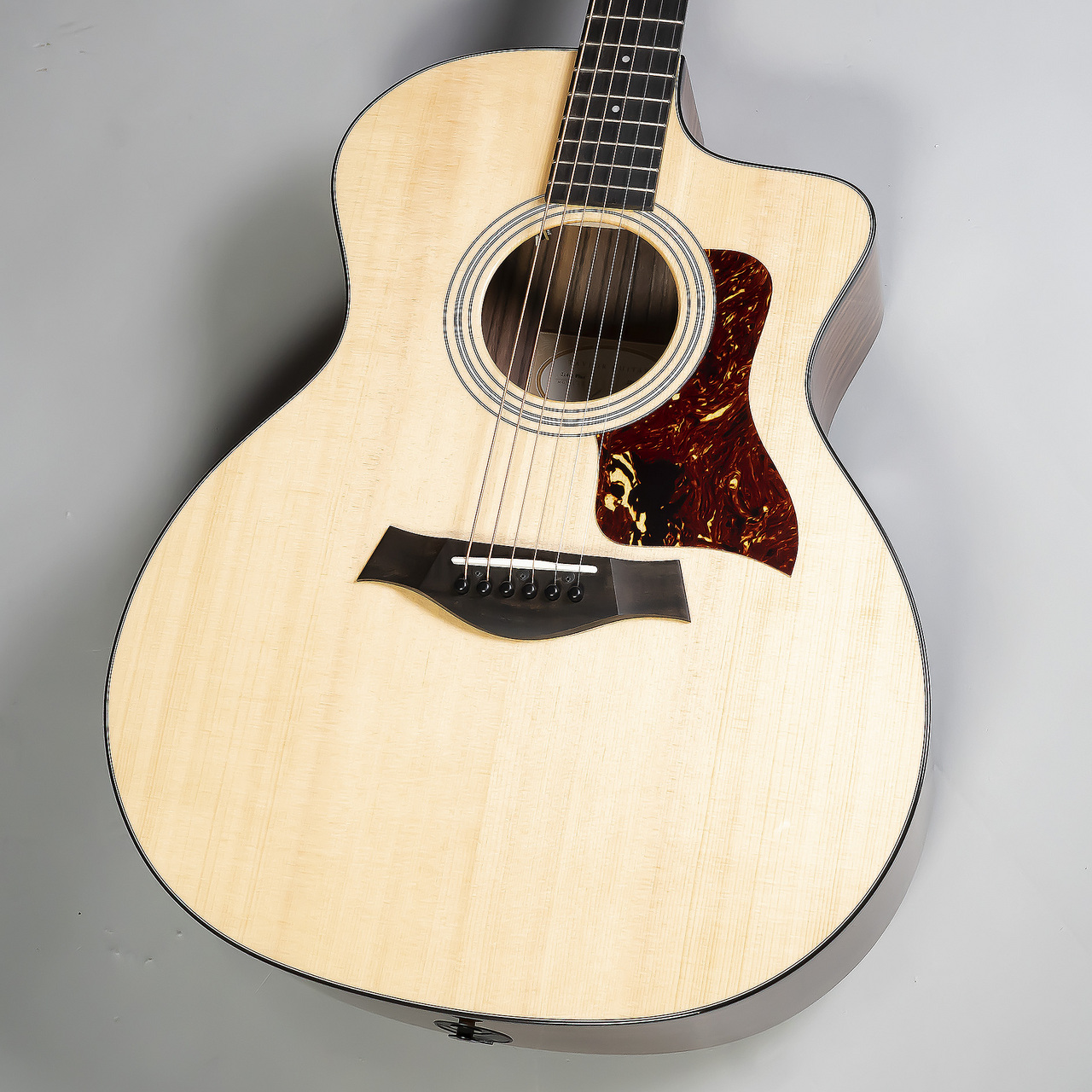 *Taylor 214ce Rosewood Plus 214ce をアップグレードした 214ce Plus は高級感あふれるオールグロスフィニッシュ。ブラックバインディングが引き締まった印象を与えます。シトカ・スプルース単板のトップにレイヤードのローズウッドをサイドとバックに使用。ナット幅は1- […]