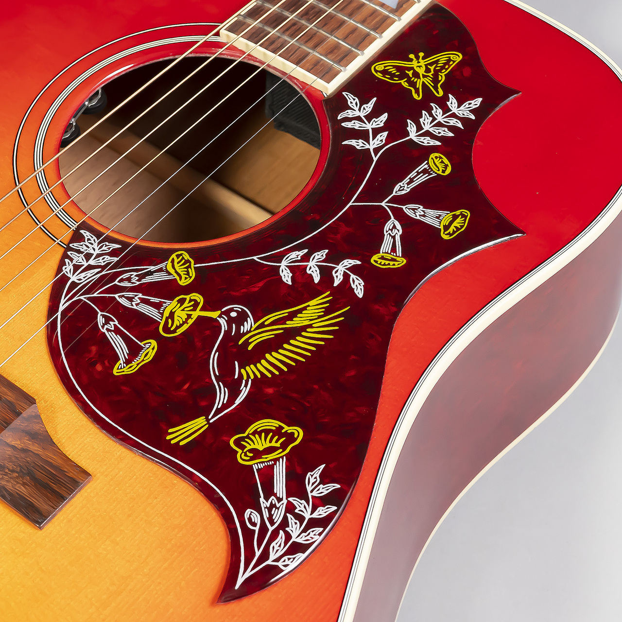 *Gibson Hummingbird 1960年、「弾き語りに最適なモデル」として誕生したHummingbird。ギブソンとしてはスクエアショルダー・シェイプの第一弾でした。木材の構成はギブソンを代表するJ-45と共通していますが、Hummingbirdの方がボディサイズが大きく容積があるため豊か […]