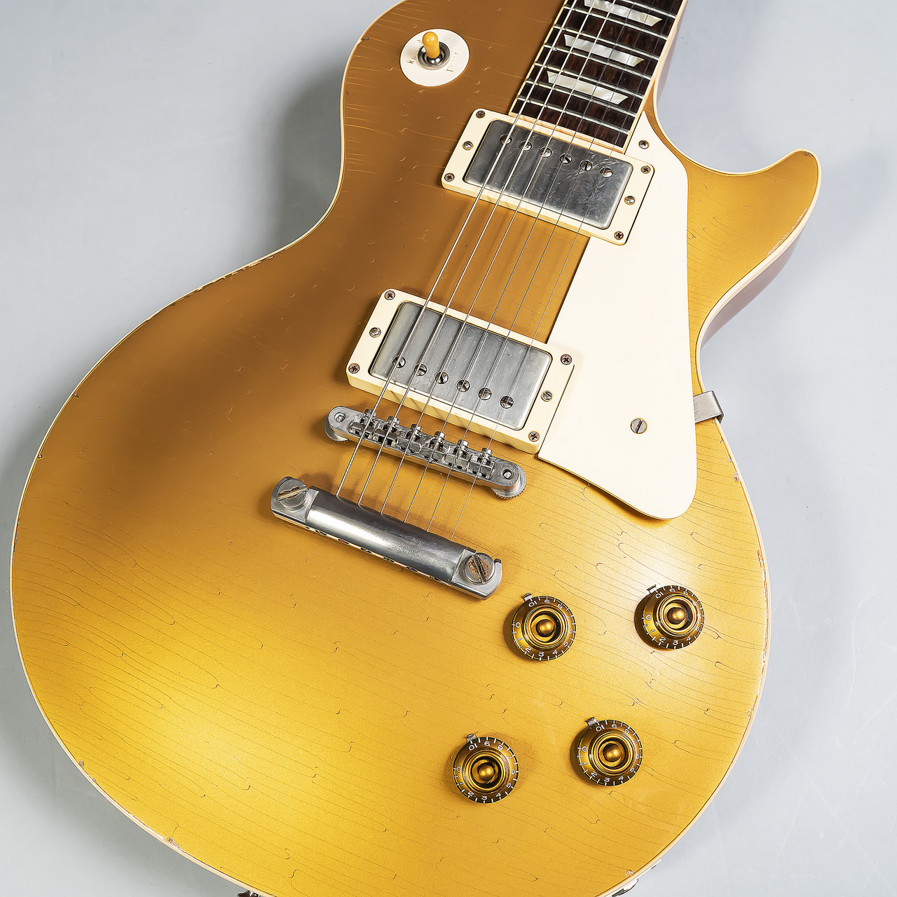 【USEDギター】Gibson Custom Shopから塗装割れやキズなどのエイジド加工も目を惹く抜群のサウンド奏でるHistoric Collection 1957 Les Paul Reissue Gold Top Aged入荷！！