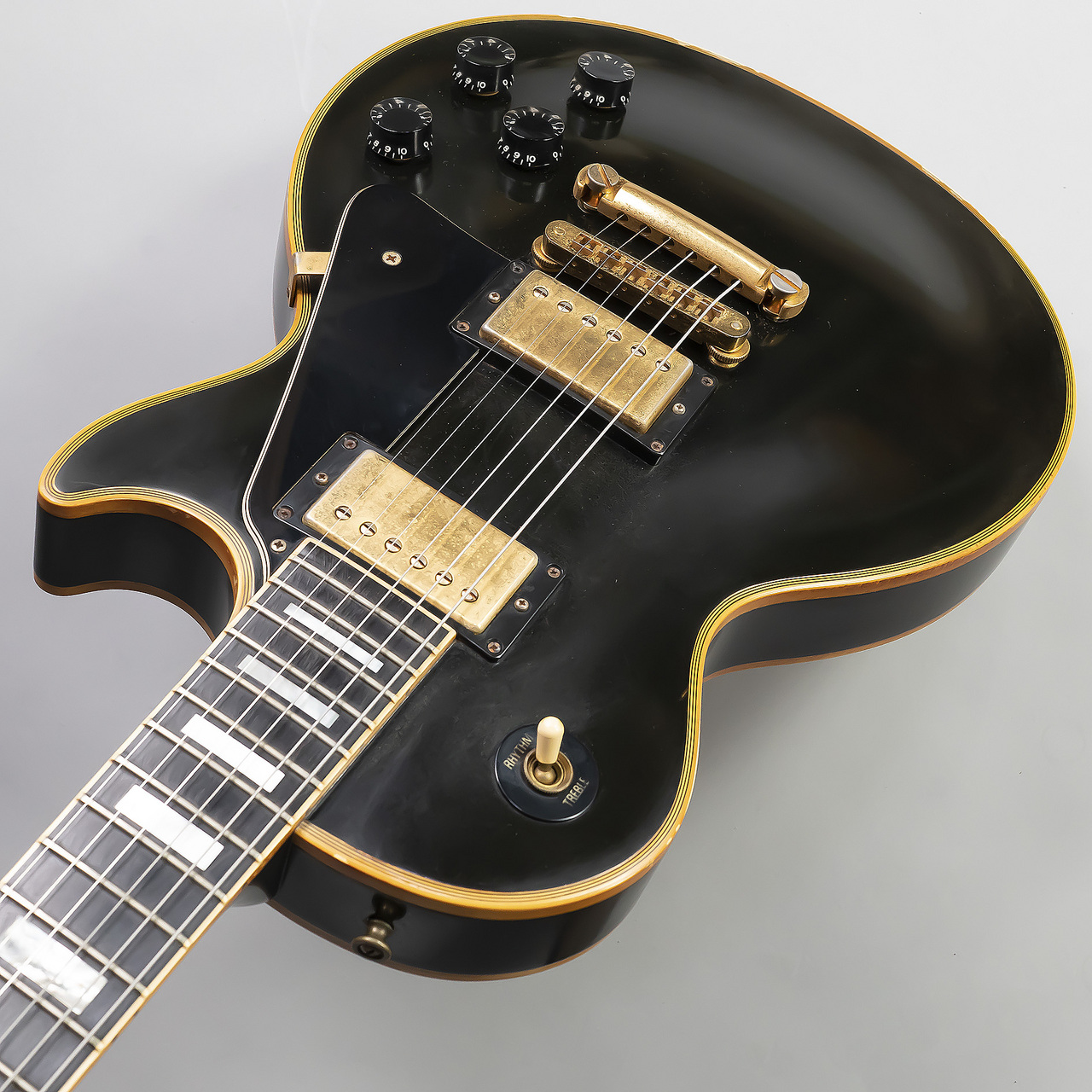 *Gibson Les Paul CUSTOM 全体的に経年劣化による塗装剥がれやクラック、クリア層の剥がれがあります。バックには若干打痕がございます。しかし、ネックの状態は良く、フレットの消耗も少なく状態は良好です。シリアルナンバーから90年代後半の物だと思われますがこの年代でこのコンディションの […]