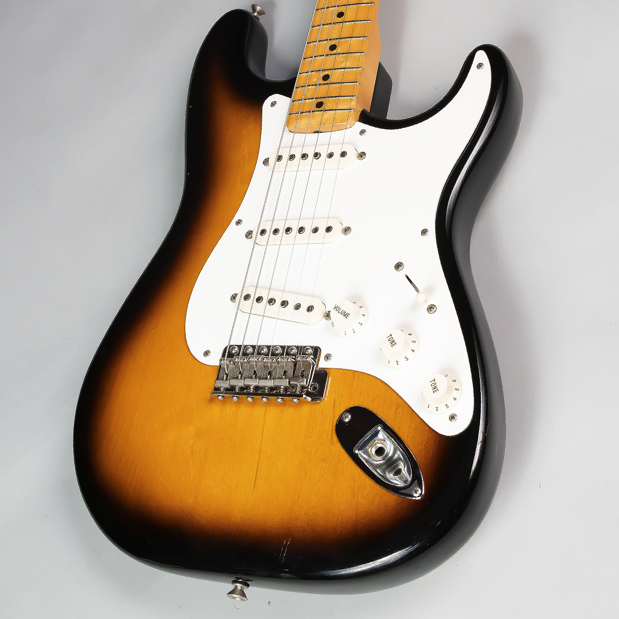 *Fender Custom Shop 1957 Stratocaster 1996年製 認定書から1996年の初頭に製作された個体になるかと思います。CNシリアルですが96年初頭でありますのでマスターグレードではないと思われます。ネックがやや順反りではございますがコンディションは良いので末永くご愛 […]