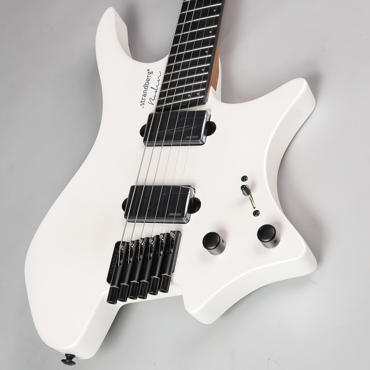 *strandberg BODEN METAL 6 WHITE PEARL チェンバード加工が施されたボディとヘッドレスネックの組み合わせは抱えた際のバランスが良く安定感も抜群。ストランドバーグの最も特徴的な部分の一つである「EndurNECK」は、これまでの常識を覆す独創的かつ革新的なシェイプなが […]