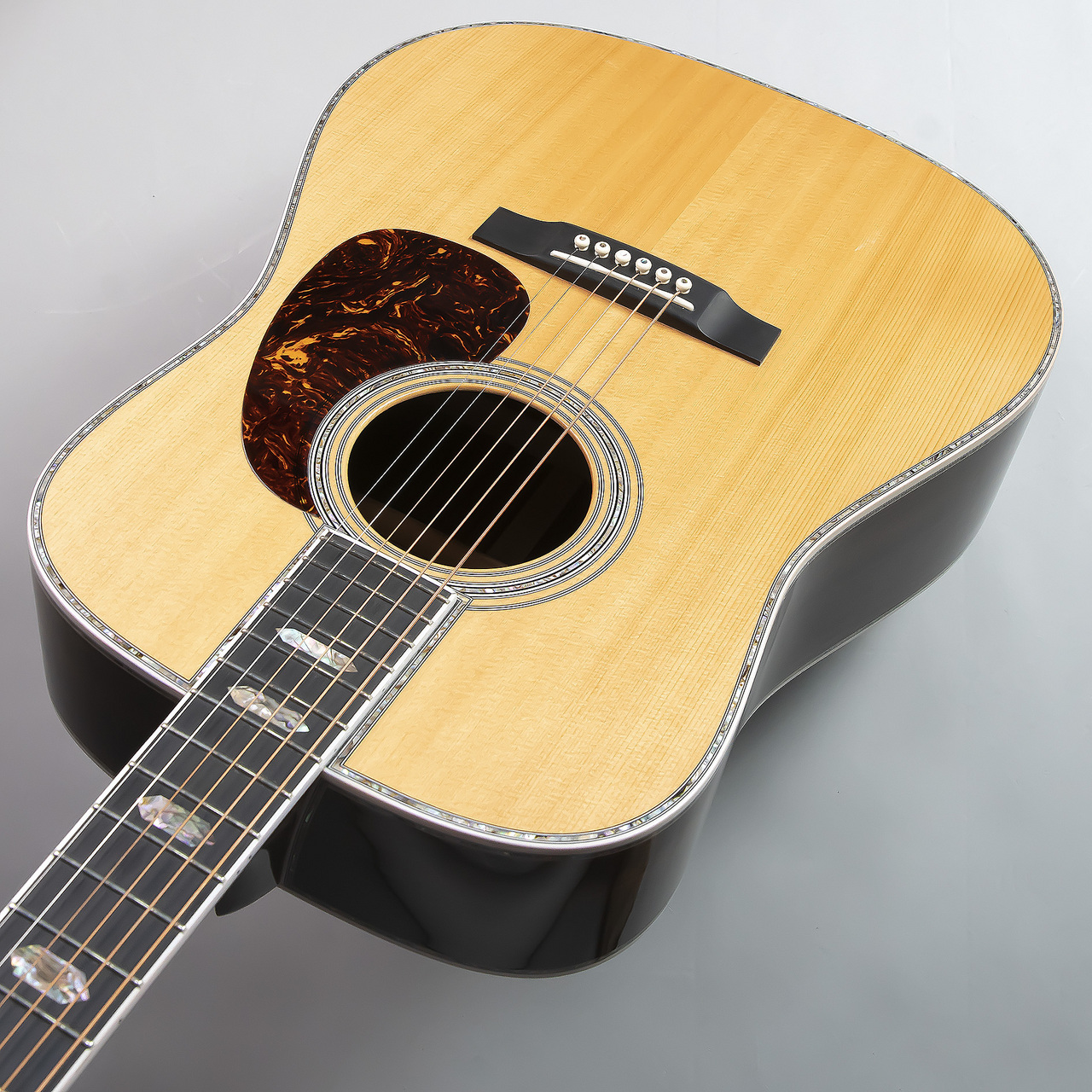 *Martin D-45 マーチン社に於ける最高の技術と最高品質・最高状態の木材を使用し、豪華なインレイなどの装飾によるマーチンギター最高峰のアコースティックギターです。甘くメロウな音色に輝かしい高音域とゆったりと伸びる低音が魅力で、フォークシンガー憧れの名器。 |*販売価格（税込）|[!￥848, […]