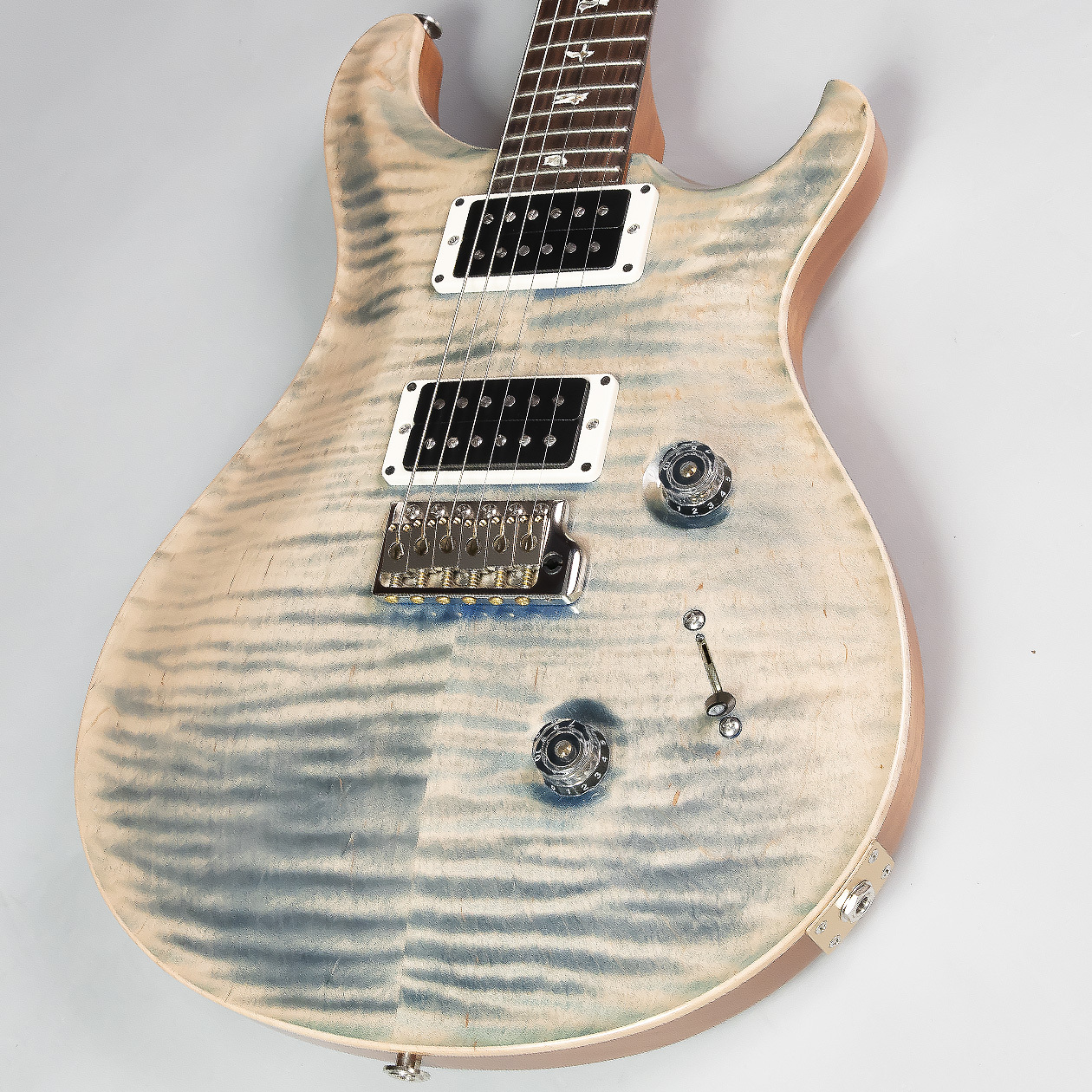 *Paul Reed Smith Custom24 2017 /PR PRS創業時から中心モデルとして君臨するCustom24ノ2017年モデル。ピックアップは、幅広いレンジ感とパワーを兼ね備え、軽く歪ませるとエッジの効いたサウンドが好評の"85/15"を搭載。ピッキングニュアンスも素直に表現してく […]