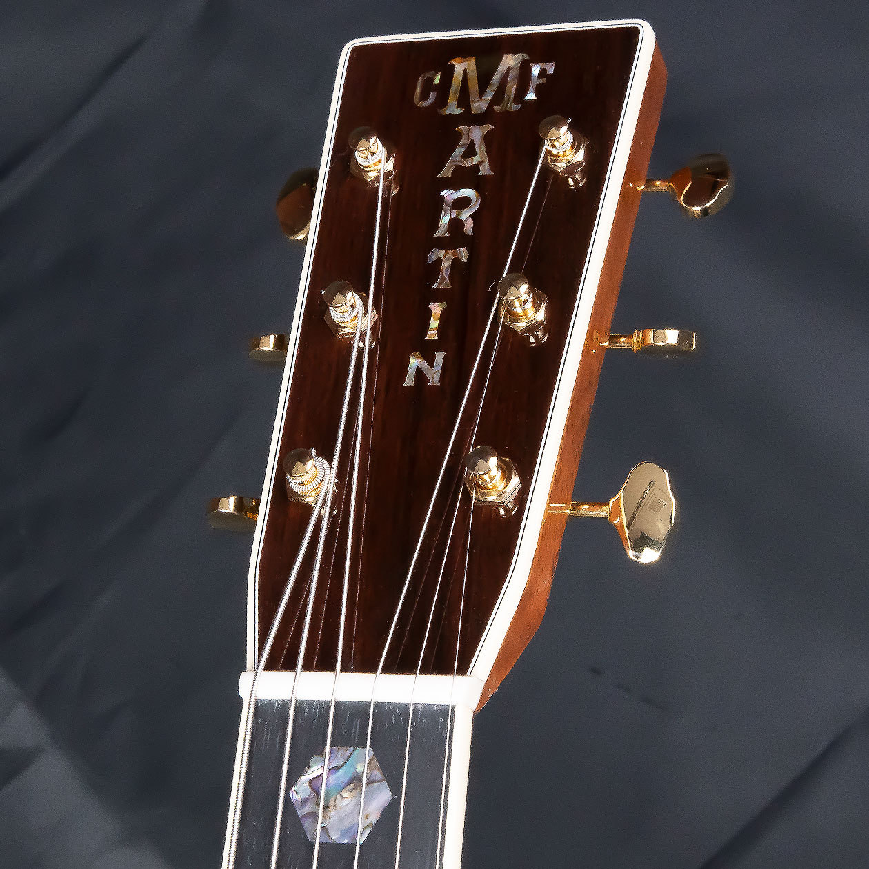 *Martin D-45 Standard ドレッドノートシリーズのフラッグシップモデル。ハイクラスなシトカスプルース材を使用したトップに、プレミアム・インディアンローズウッドを使用したサイドバックを採用しています。フィンガーボードに施されたパールインレイなど、フラッグシップの名にふさわしい、最高級 […]