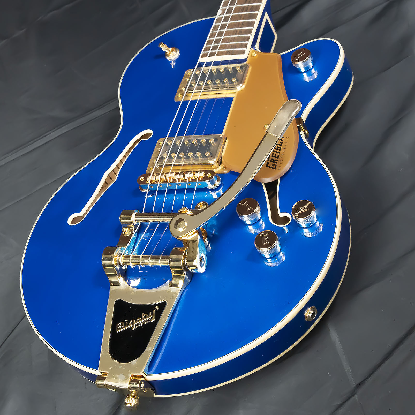 【エレキギター】Gretschからやや小さめの14インチシングルカッタウェイメイプルボディが特徴のG5655G EMTC CB JR入荷！！