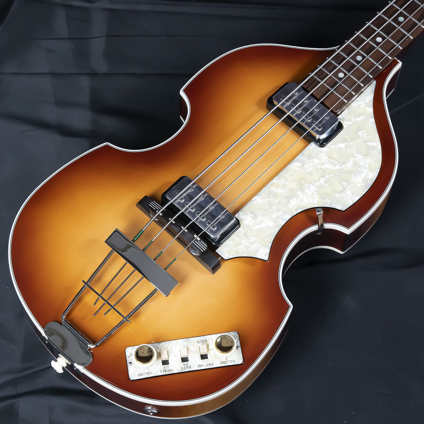 *Hofner H500/1Artist ドイツ製ヴァイオリンベースの魅力を損なうことなくコストダウンを実現した500/1 Artistが入荷しました！！通常のエレキギター/ベース同様の位置にストラップピンが最初から取り付けられているのでプレイヤビリティに優れています！！ |*型名|*販売価格（税込 […]