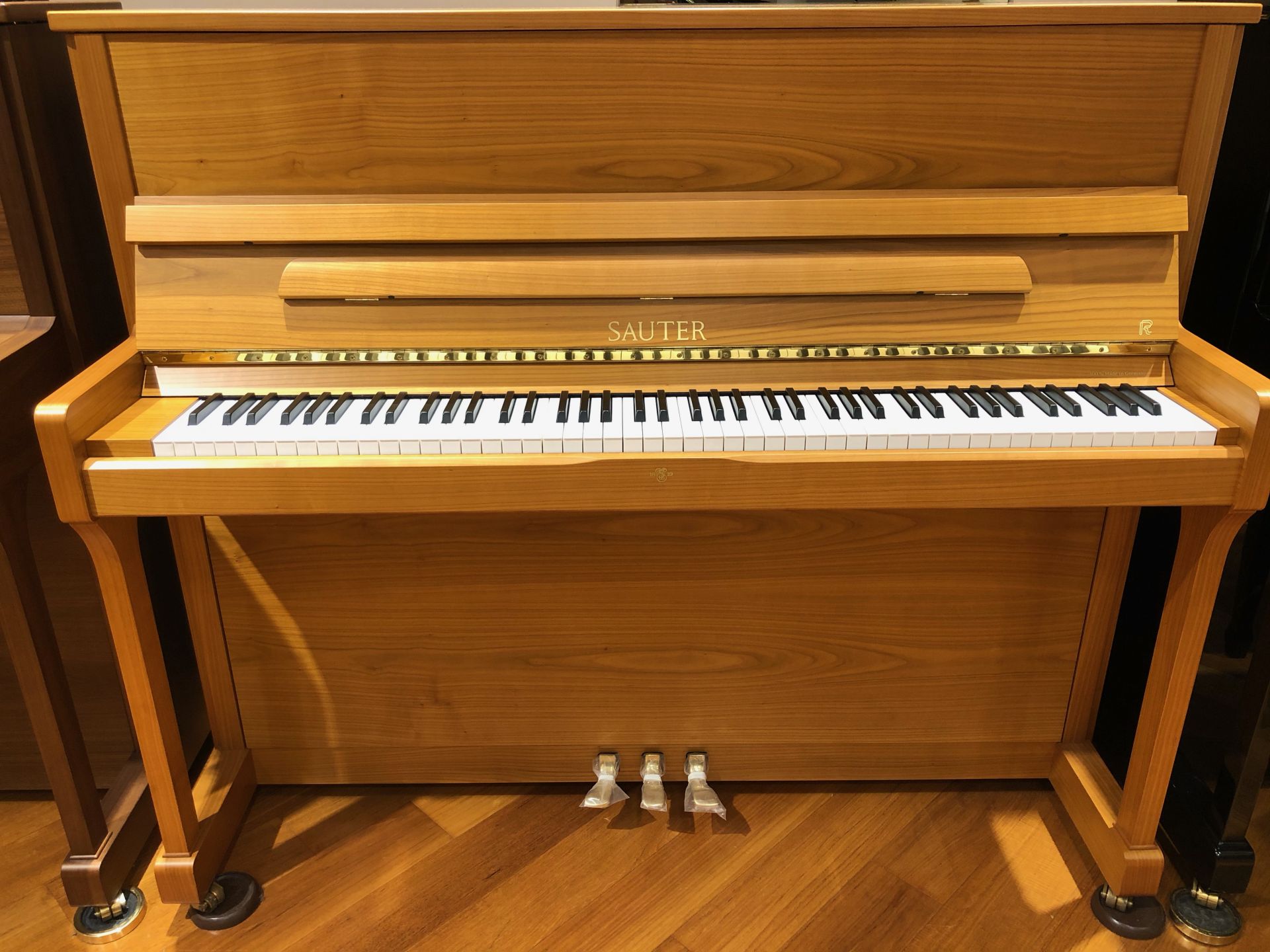 新品アップライト(ドイツ製)SATUER UP122Premiere R2