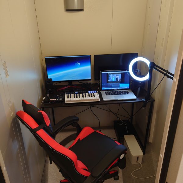 【お部屋のスペースも確保したい方】<br />
1.5畳程度がオススメ<br />
<br />
▼オススメの使用方法<br />
・モニター2枚設置可能<br />
・ゲーミングチェア<br />
・配信用ミキサーやマイク、照明の設置<br />
<br />
1.5畳と省スペースながら、必要最低限の<br />
機材を設置出来る良いとこ取りなサイズ感。<br />
お仕事用でも、趣味で配信や宅録するにも無理のない広さです！