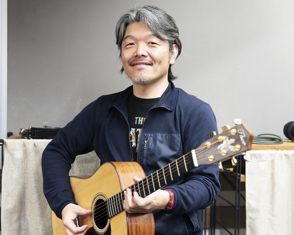 CONTENTS講師プロフィールインタビューお申込み・問い合わせ講師プロフィール インタビュー どのようなレッスン内容ですか？島原)好きな曲を持ってきて頂いたり、私が用意したリックや練習曲を基に進めていきます。 レッスンで工夫していることは？島原)一緒にベースやキーボードをプレイして、アンサンブルの […]