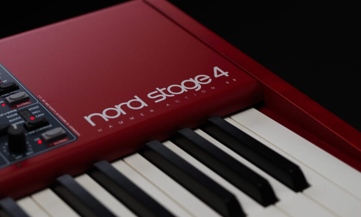 Nordは、洗練されたデザインとプロの演奏家に愛される高品質な音作りで知られるスウェーデン発のキーボードメーカーです。世界中のライブシーンやレコーディング現場で多くの一流アーティストたちがそのサウンドと操作性を信頼して使用しています。 CONTENTS【なぜNordが選ばれるのか？】【世界中のトップ […]