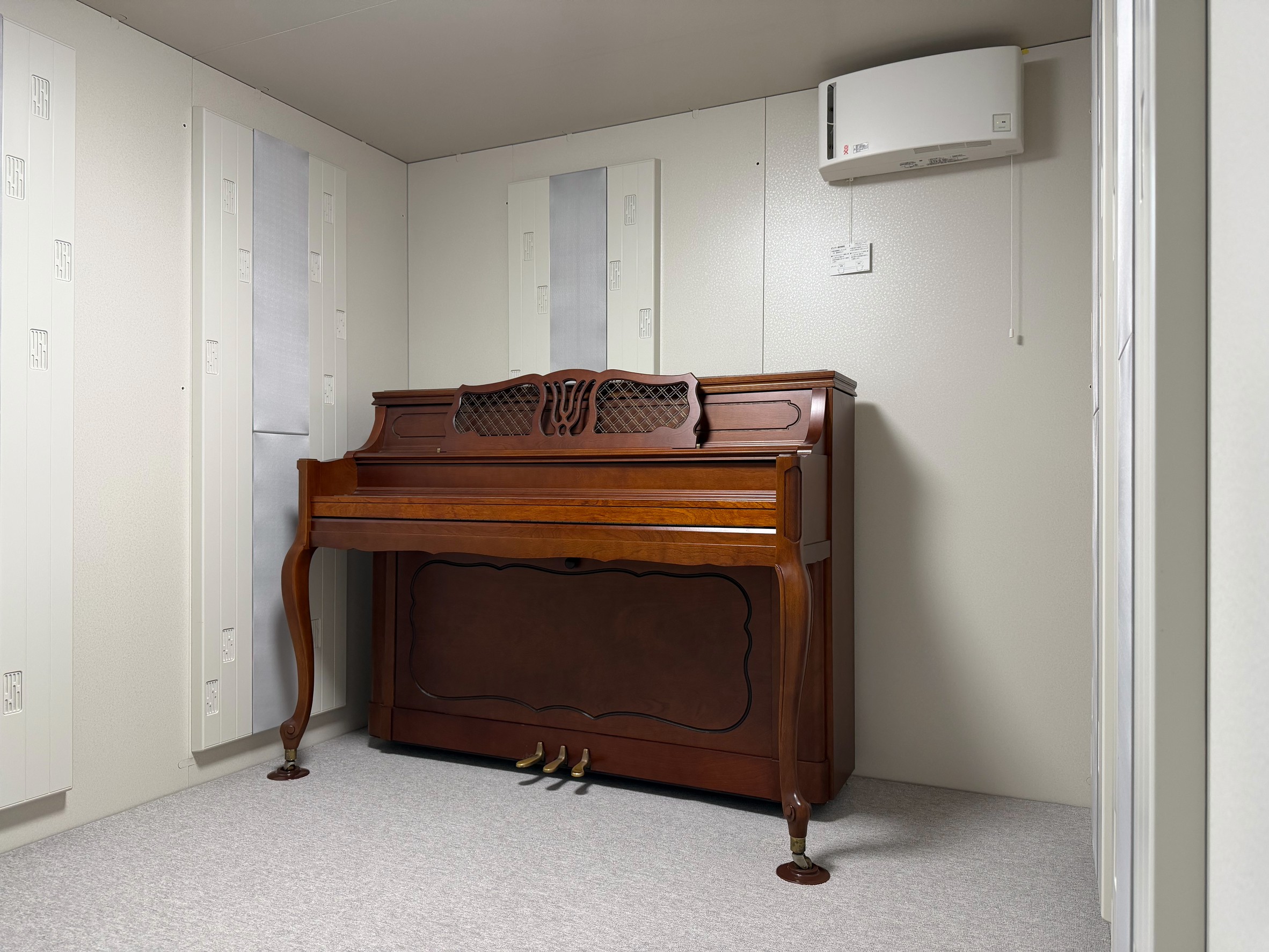 ▲設置完了後のK様邸。お部屋の広さを最大限に活かした4.3畳タイプ。 今回ご紹介するのは、広島県S市にお住まいのK様邸に設置した、防音室〈YAMAHA／AMDB43H〉の事例です。アップライトピアノや電子ドラムを思い切り楽しめる、理想の音楽空間を実現されました。 CONTENTS■設置のきっかけ■組 […]