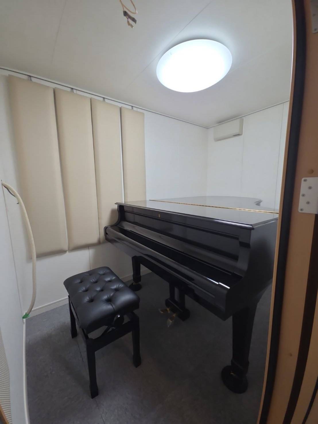 マンションの一室をリノベーションし、広さを最大限に活かした、KAWAIナサール3.0畳カスタムモデル。気兼ねなく弾ける上質な防音のピアノルームが完成しました。今回は、鹿児島県K市W様邸のマンション上層階の一室にKAWAIナサール「MHCX18-26 Hi」3.0畳タイプを設置した事例をご紹介します。 […]