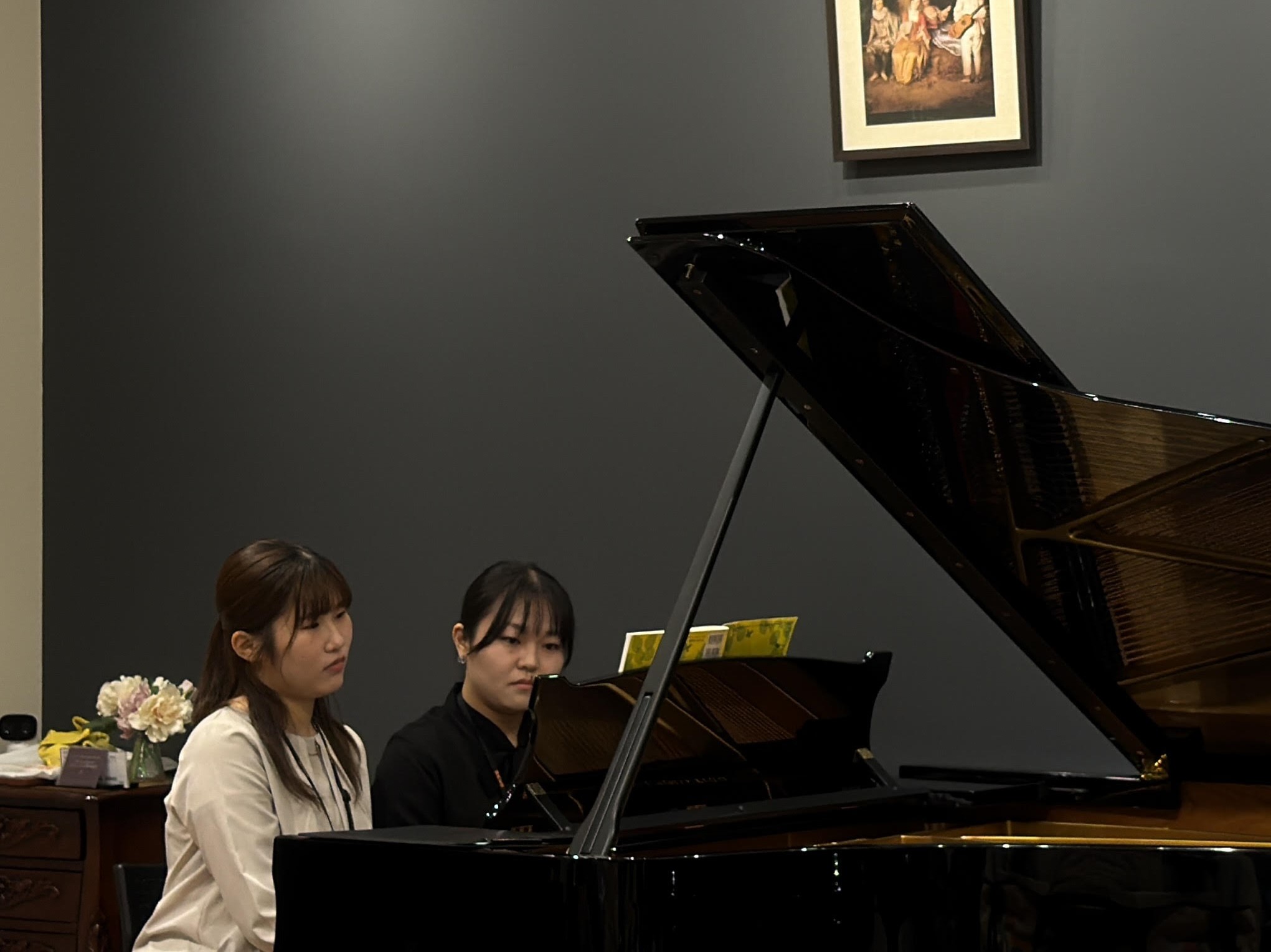 こんにちは。 ピアノインストラクターの小栁（こやなぎ）です。 5/17(日)に島村楽器広島府中店のピアノショールームにて【ピアノサロン合同弾き合い会】を開催いたしました！ 今回の参加対象は、広島パルコ店のピアノサロンにお通いの会員様です。 ポップスやクラシックなど色々なジャンルの曲を、ソロ演奏や連弾 [&hellip;]