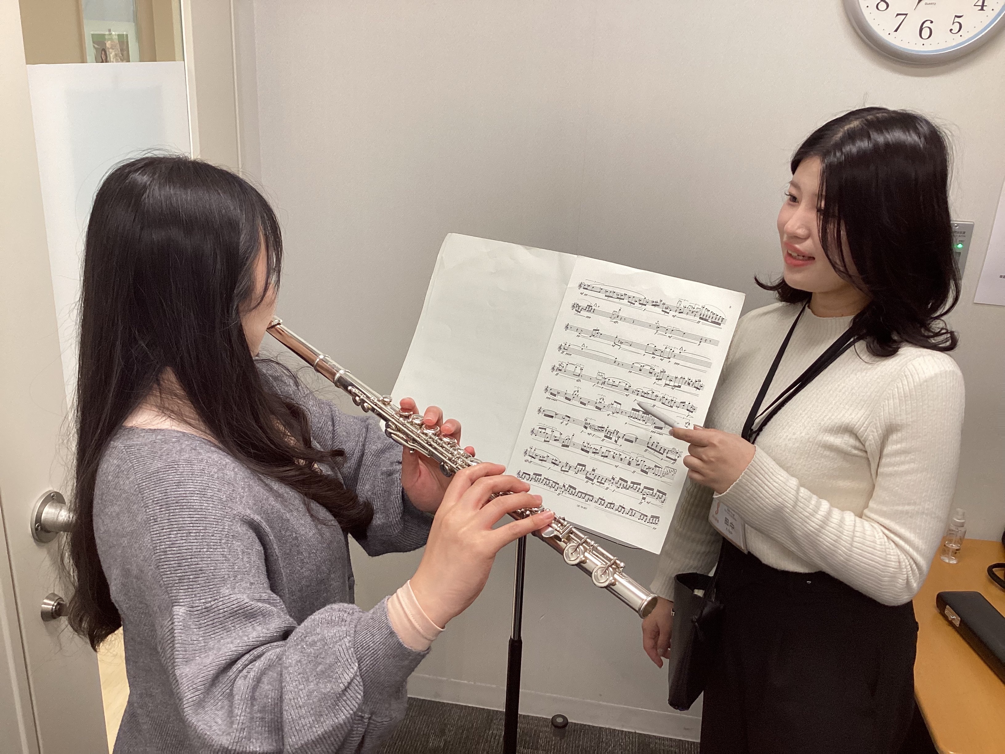 大人の方がフルートを始めるならここ!そんな忙しい大人の方のライフスタイルに寄り添った音楽教室があります。
無理なく続けられるレッスン環境で、フルートにチャレンジしてみませんか?