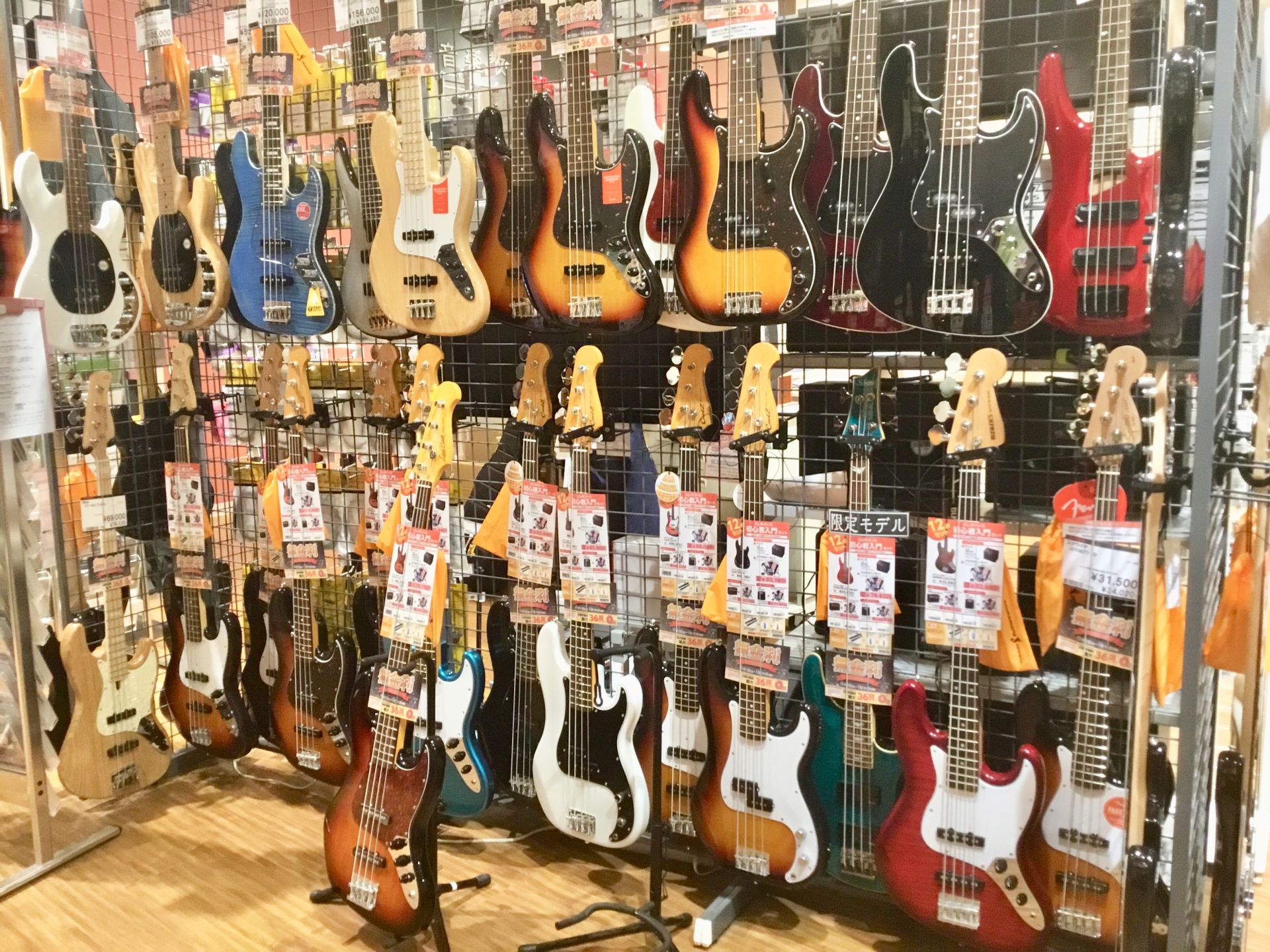 *島村楽器イオンモール広島府中店のエレキベースコーナーへようこそ！ 当店では初めての方にオススメのものから、ハイエンドなベースまで幅広く展示しています。エレキベースをお探しなら是非島村楽器イオンモール広島府中店へ！最高の相棒となるような一本が見つかるよう、サポートさせて頂きます！！]]店頭での試奏も […]