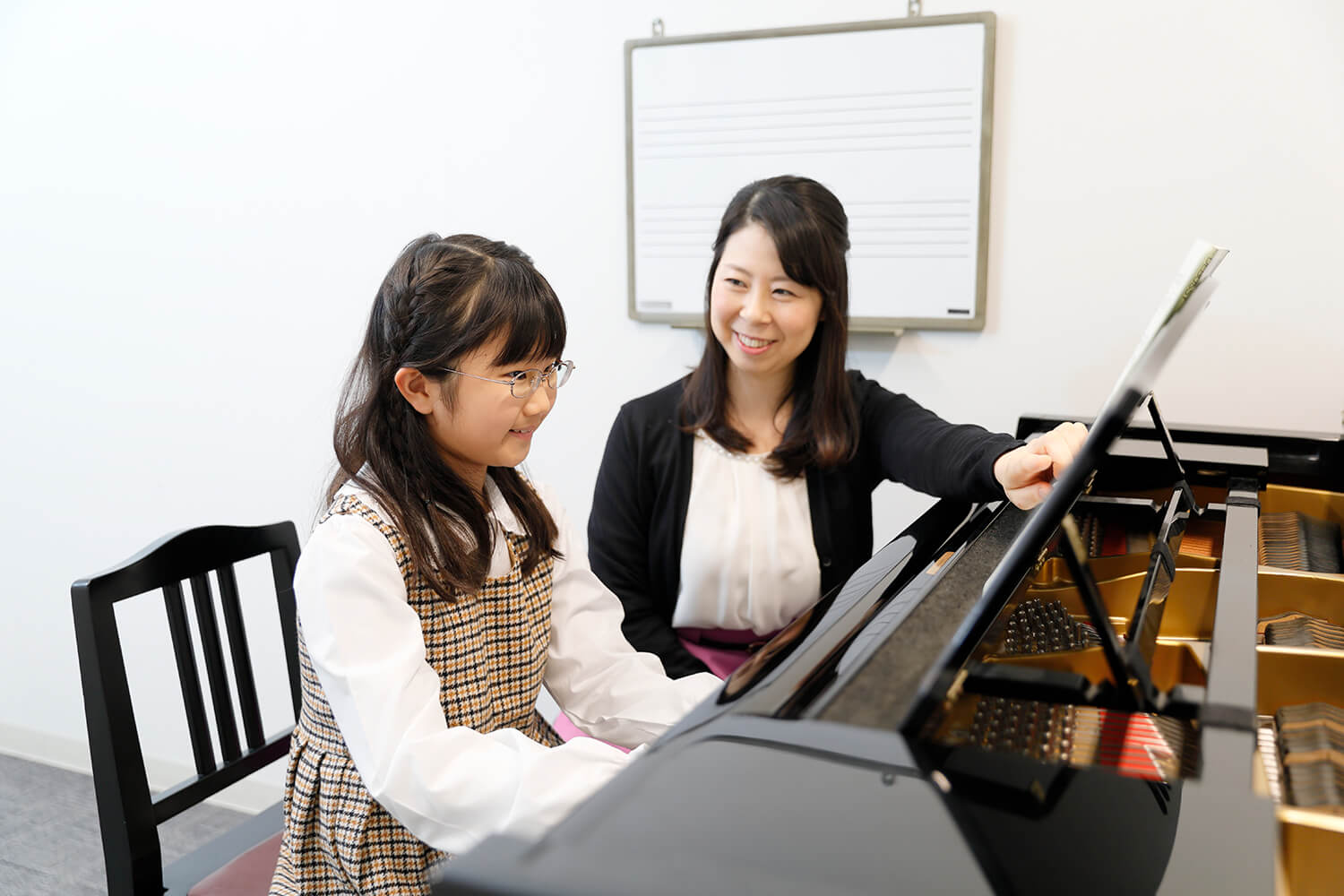 ～ オーダーメイドの個人レッスンで「音楽の楽しさを学べる」ピアノ教室です ～ 広島駅すぐ、広島県安芸郡府中町のイオンモール広島府中にある当店では、「幼児の基礎音楽コース」や「ピアノ」「ポピュラーピアノ」「ジャズピアノ」など、様々なピアノを学べるコースをご用意しております。認定講師による一人ひとりに合 […]