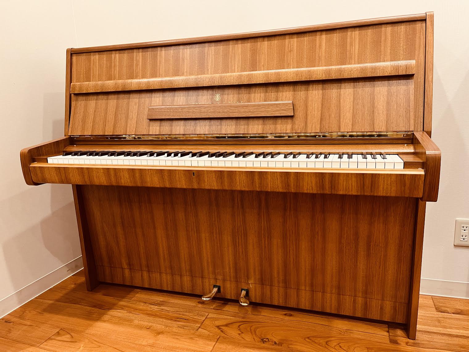 中古アップライトピアノ  (ドイツ製)STEINWAY　Z-114【ご成約済】