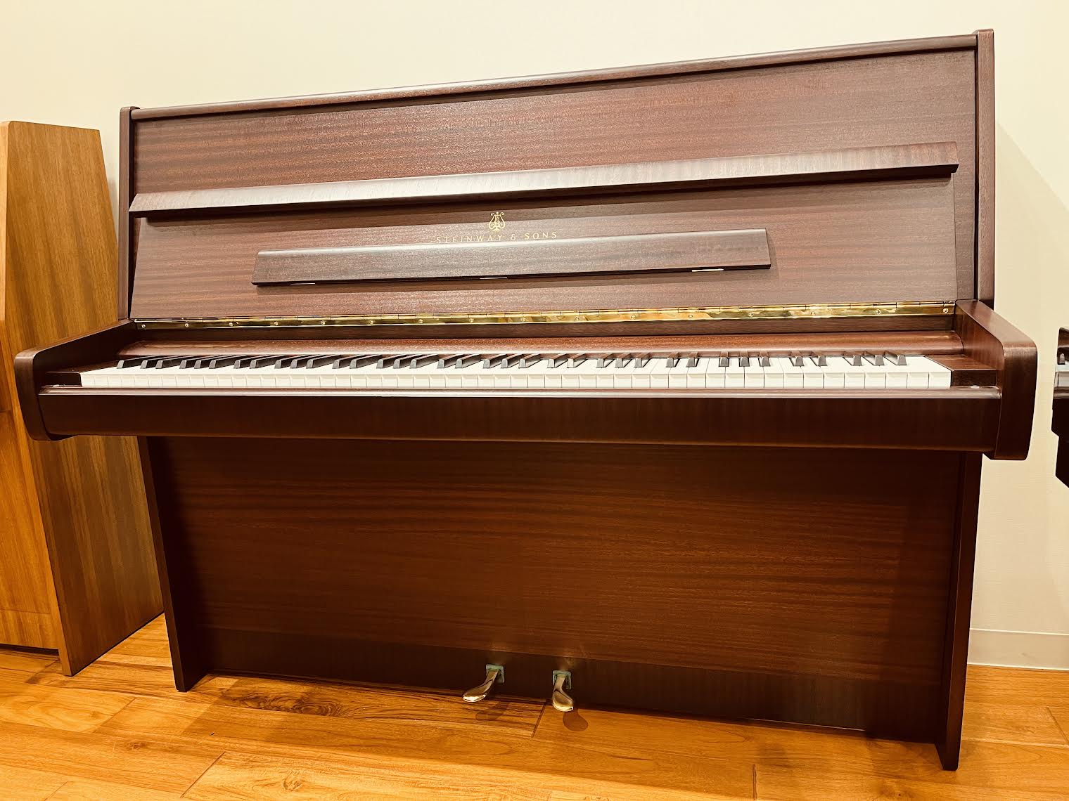 中古アップライトピアノ　　(ドイツ製)STEINWAY　Z-114【ご成約済】