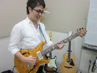 エレキギター<br />
《開講曜日 / 日・水・木》三浦　審也