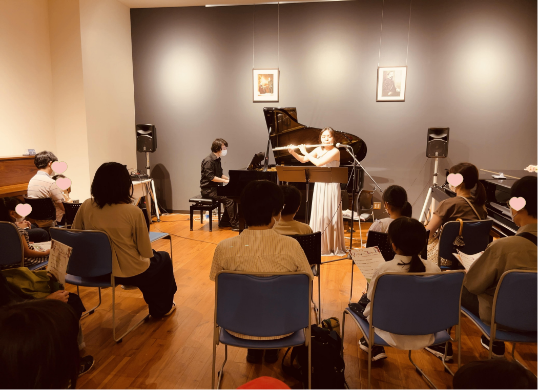 皆様こんにちは♪広島府中店ピアノ上級アドバイザーの原田です。先週の日曜日（9/4）に、『ソレイユファミリーコンサート』を開催いたしました。”小さなお子様も素敵な音楽を気軽に楽しめる機会を提供したい”ということで、企画した今回のコンサート。満員で、皆さまにお楽しみいただきました。 当日の様子を少しだけ […]