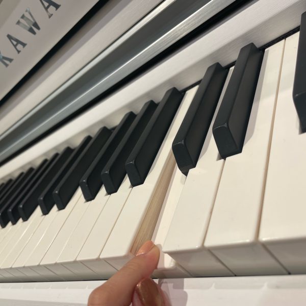 歪みにくいよう、木目を組み合わせて作られた鍵盤