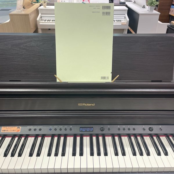 譜面立てには留め具が付いているので、<br />
開いたページが閉じないように押さえておけます。