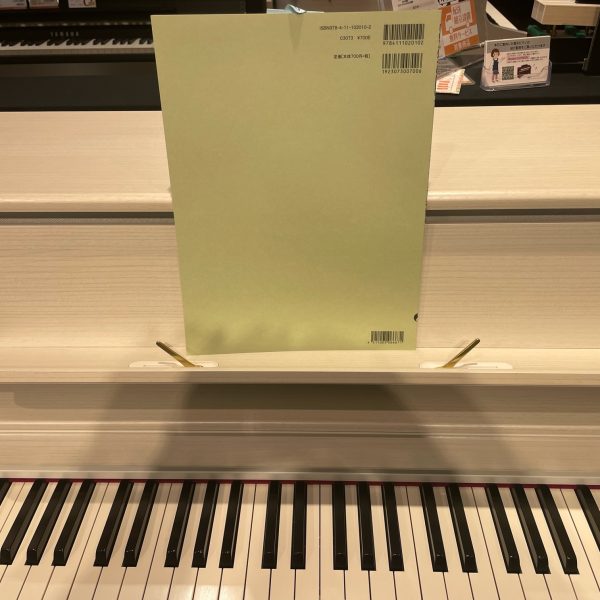 譜面立ては本体の前側に付いています。<br />
もちろん留め具も〇。