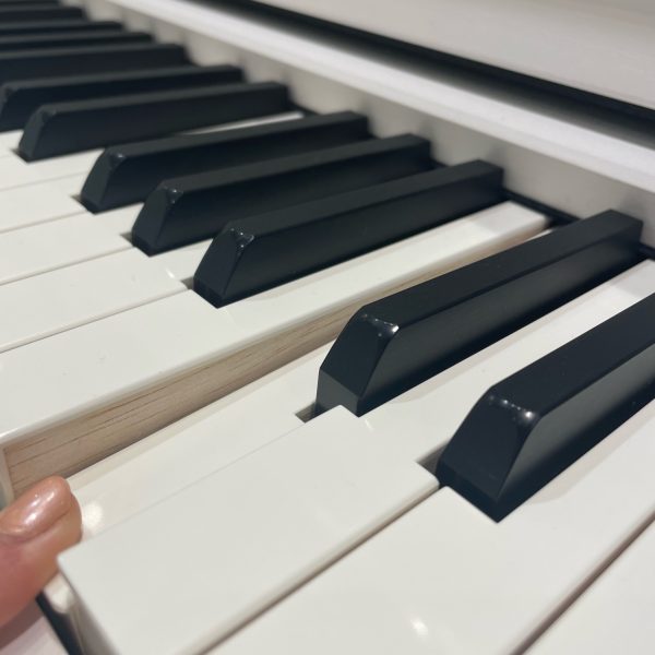 歪み防止のため、無垢材を用いた鍵盤。