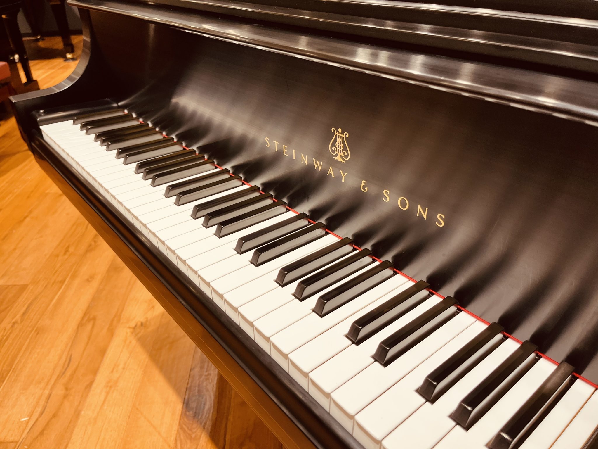 島村楽器ピアノショールーム広島（イオンモール広島府中店）では、スタインウェイ中古グランドピアノを展示しております。ニューヨーク製のこちらは、弾き手の表現力を引き出す華やかで重みのある音色で、日本国内に多く流通するハンブルク（ドイツ）製とまた異なった響きを味わえます。そしてNYスタインウェイを象徴する […]