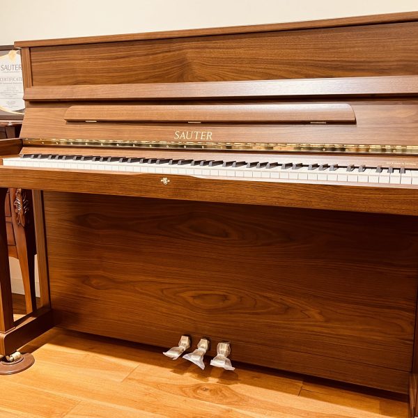 SAUTER　UP114Premiere<br />
現存する世界最古のピアノメーカー、人気の木目デザイン<br />
（ドイツ製）