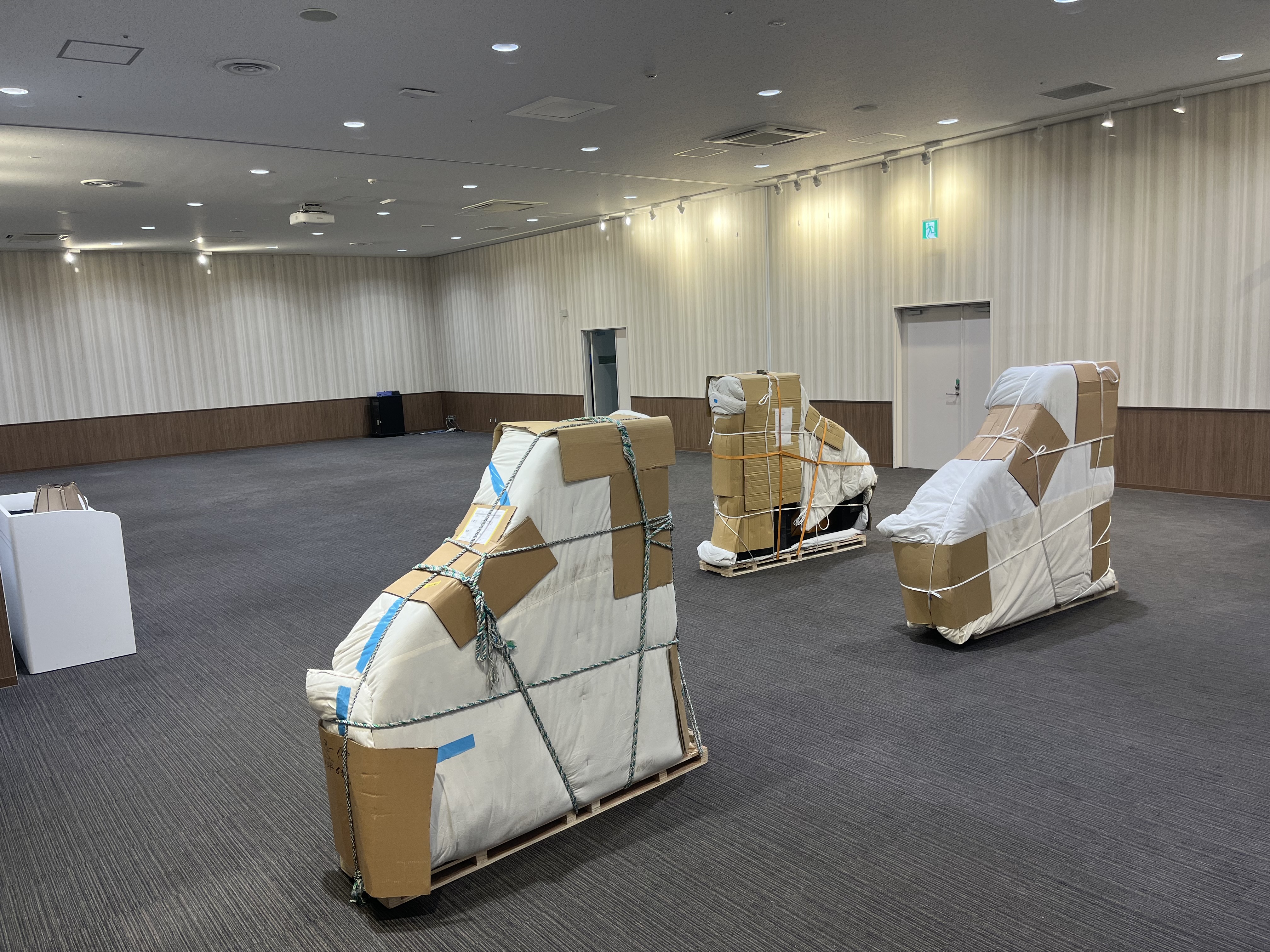 皆様こんにちは！ピアノ上級アドバイザーの原田です。 いよいよあさって5/26（金）より開催する「ピアノフェスタ」。本日いよいよ搬入作業がスタートしました。 搬入はいつも、早朝6時からスタートいたします。冬開催の時は空がまだ真っ暗ですが、夏は清々しく涼しい時間に出勤できて、とても気持ちが良いです・・・ […]