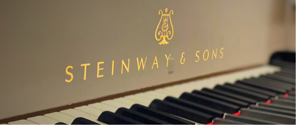 皆さんこんにちは。ピアノアドバイザーの岡根です。皆さんはピアノメーカー「STEINWAY＆SONS」を知っていますか？1853年アメリカ創業のブランドで今では世界各地のコンサートなどで使われる世界三大ピアノメーカーの一つです。それではここで問題です！スタインウェイの創業者は次のうちだれでしょう？1． […]