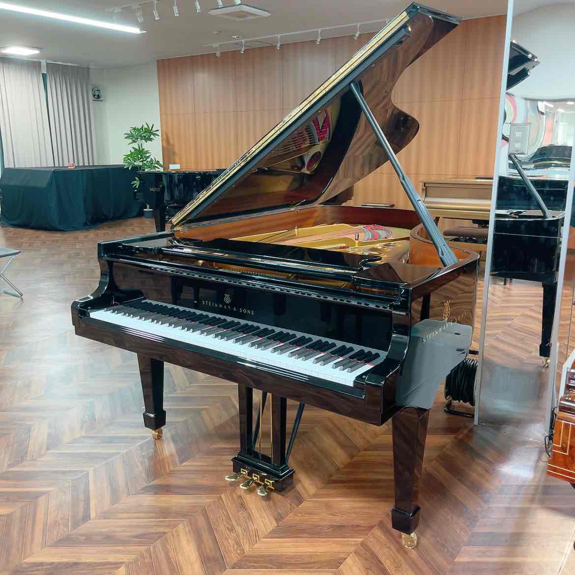 島村楽器ピアノセレクションセンター（埼玉県）展示STEINWAY　B-211