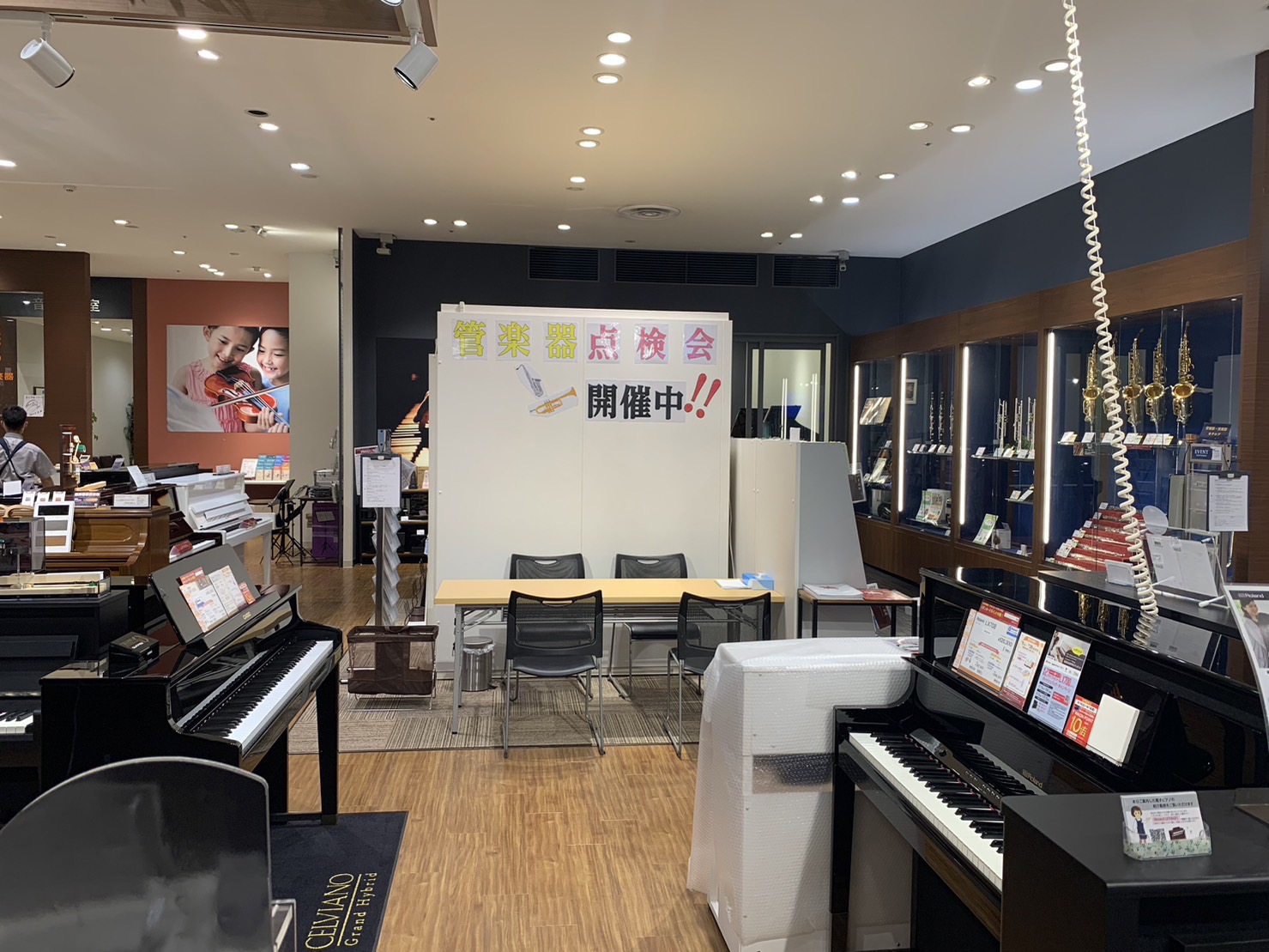 皆様！こんにちは。9月16日(土)に店頭にて管楽器点検会を実施しました！店頭で行う点検会ですので、技術者とお話をしながら疑問質問を皆様お話されてましたね！！20分という限られた時間の中で、できることをしながら質問にもお答えして、来られた方々、とても楽しそうな時間を過ごされてました('ω')ノ 実際に […]