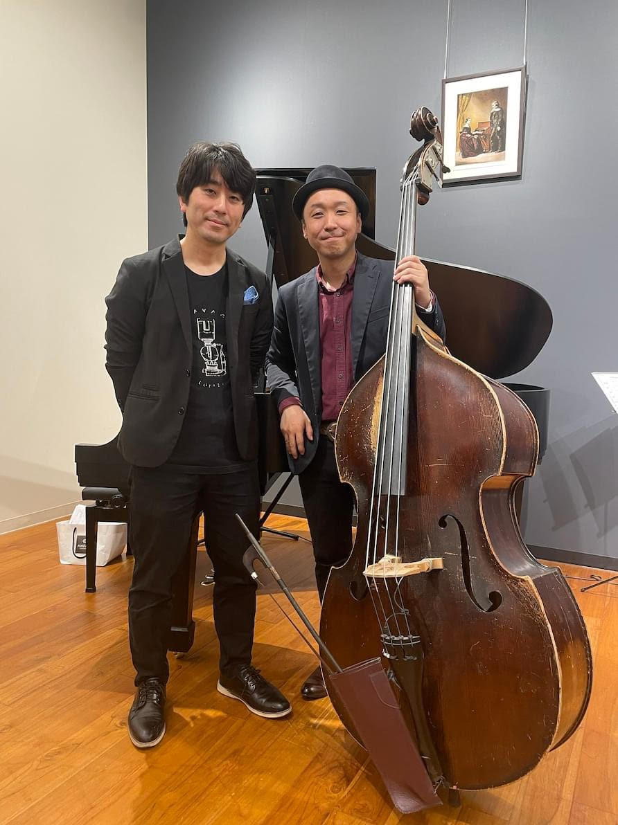 皆様こんにちは！広島府中店ピアノ上級アドバイザーの原田です。今月の半ば、5/15（水）に、ピアノ＆ウッドベースの特別なジャズライブを開催いたしました！ 出演頂いたのは、現在ニューヨークを拠点に活躍中のジャズピアニスト、又賀純一郎さん。昨年も一時帰国中に当店で演奏頂き、今年もまた、一時帰国中の貴重な時 […]