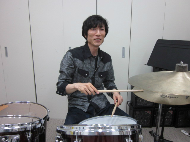 好きな・得意な演奏ジャンルは？ ハードロックやパンク、メタル、ブルースのセッション等、主にロック全般を演奏します。ドリームシアターなどのプログレも好きです。得意なのはロックですが、フュージョンやポップスも聴きます！ どんな方がレッスンに通われていますか？ 5歳くらいから60代の方まで、かなり幅広い年 […]