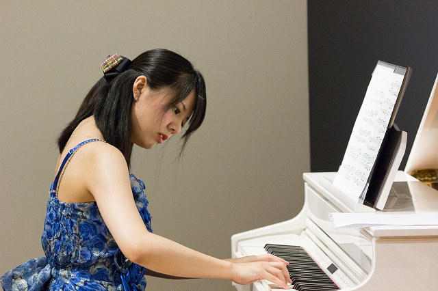 Q.楽器をはじめたきっかけを教えてください A.母のピアノが家にあり、幼稚園にピアノ教室が隣接していた事もあって母から「やってみる？」と言われたことがきっかけです。 Q.好きな音楽ジャンルや、作曲家、曲などを教えてください。 A.ジャンル:クラシック、J-POP ・作曲家:ベートーヴェン、バッハ ・ […]