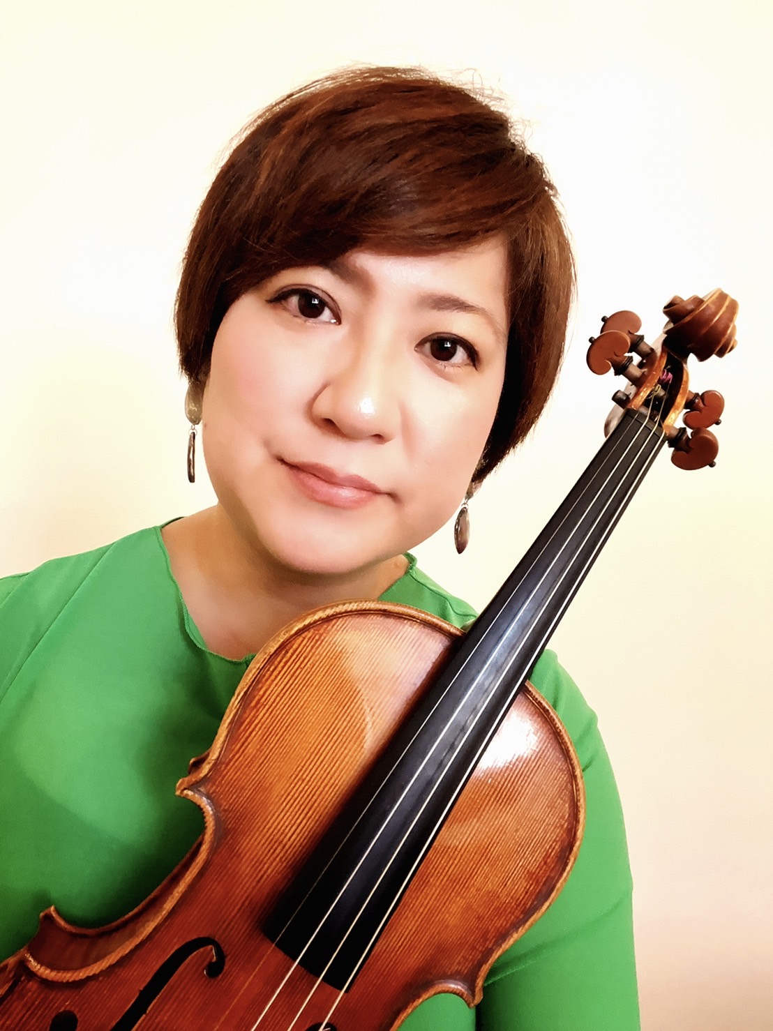 Q.好きな・得意な演奏ジャンルはなんですか？ A.クラシックが得意ですが、ポップスも弾いたり、聴いたりします。 Q.どんな方がレッスンに通われていますか？ A.お子様から大人まで、様々な方が通われています。 Q.ヴァイオリンがはじめての方へは、どのようなレッスンをしていますか？ A.はじめての方は楽 […]