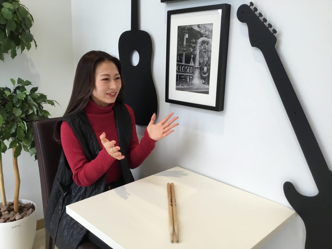 Q.この楽器はどんな方にオススメですか？ A.ドラムはバンドの中で唯一メロディーのない楽器です。普段から人と違うことをしたい！とか目立つのが好き！かっこいいところを見せたい！という方にオススメです！ Q.楽器が初めての場合、どのようなことからレッスンをしていますか？ A.ドラムに慣れるために音符の読 […]