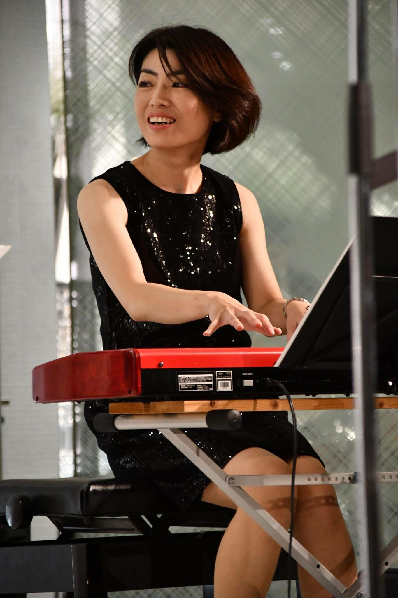 好きな・得意な演奏ジャンルはなんですか？ POPS、歌謡曲、soul、Jazz等を演奏しています。 最近アニソンを演奏することも増えました。 どんな方がレッスンに通われていますか？ ピアノ初心者の方、経験者で久しぶりにピアノを弾きたい方、作曲がしたい方、コード進行やアドリブを学びたい方、バンドでキー […]