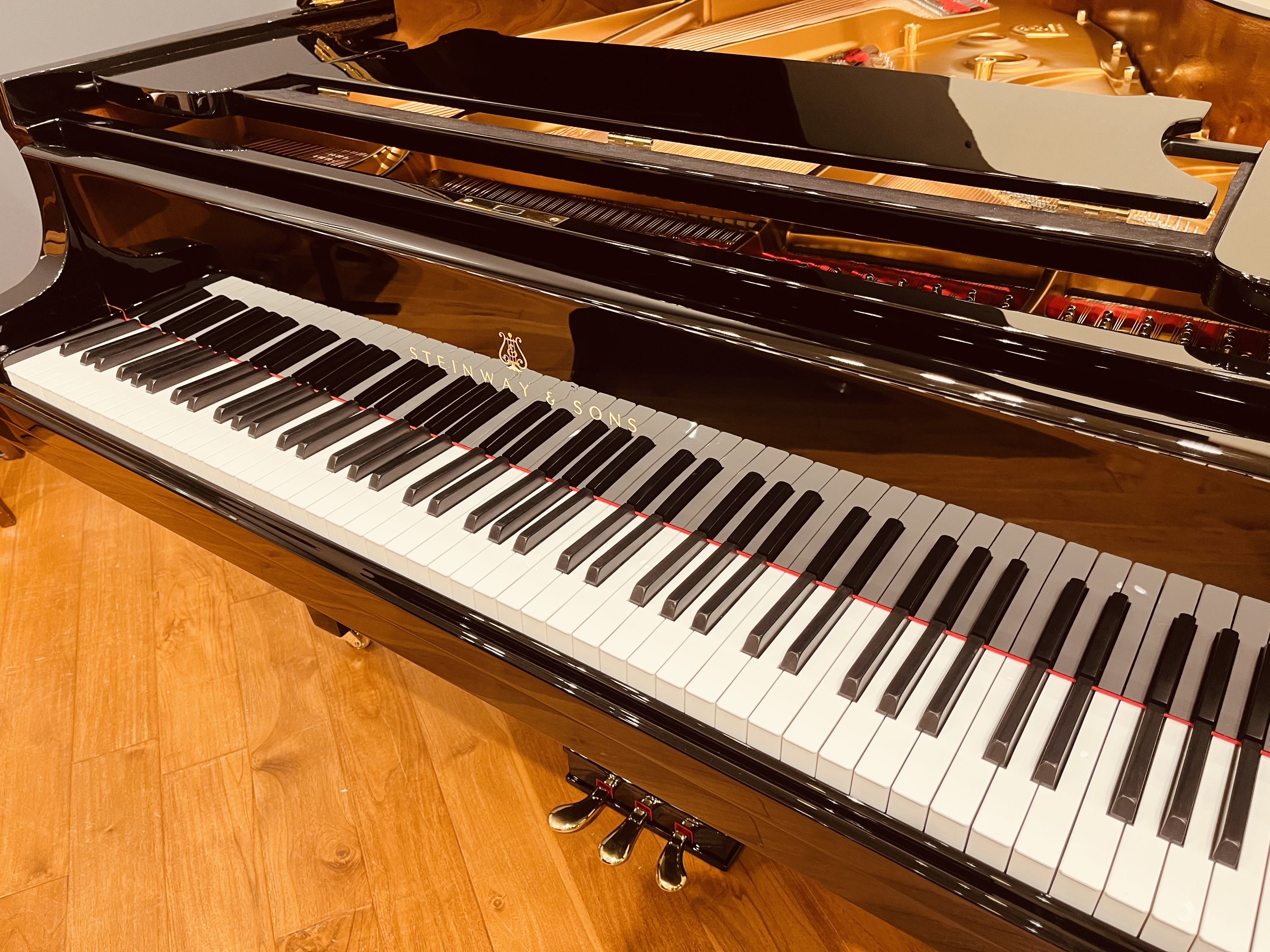 ♪「家では弾けるのに、本番やレッスンではうまくいかない…」そのお悩みを解決します！ グランドピアノは、鍵盤のタッチ、音の伸び方、ペダルの効き方など、アップライトや電子ピアノとは違う“弾き方のコツ”があります。日ごろからグランドピアノに触れて練習できると、「音色のコントロール」「細かな強弱やフレーズの […]