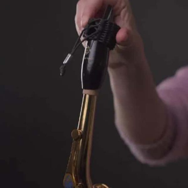 リガチャーをマウスピース上部にセット<br />
