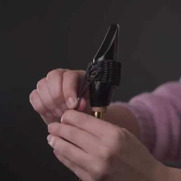 ベストなテンションが決まったら、それ以降はスライダーに触れずに、<br />
コードのしなりを利用して着脱します<br />
