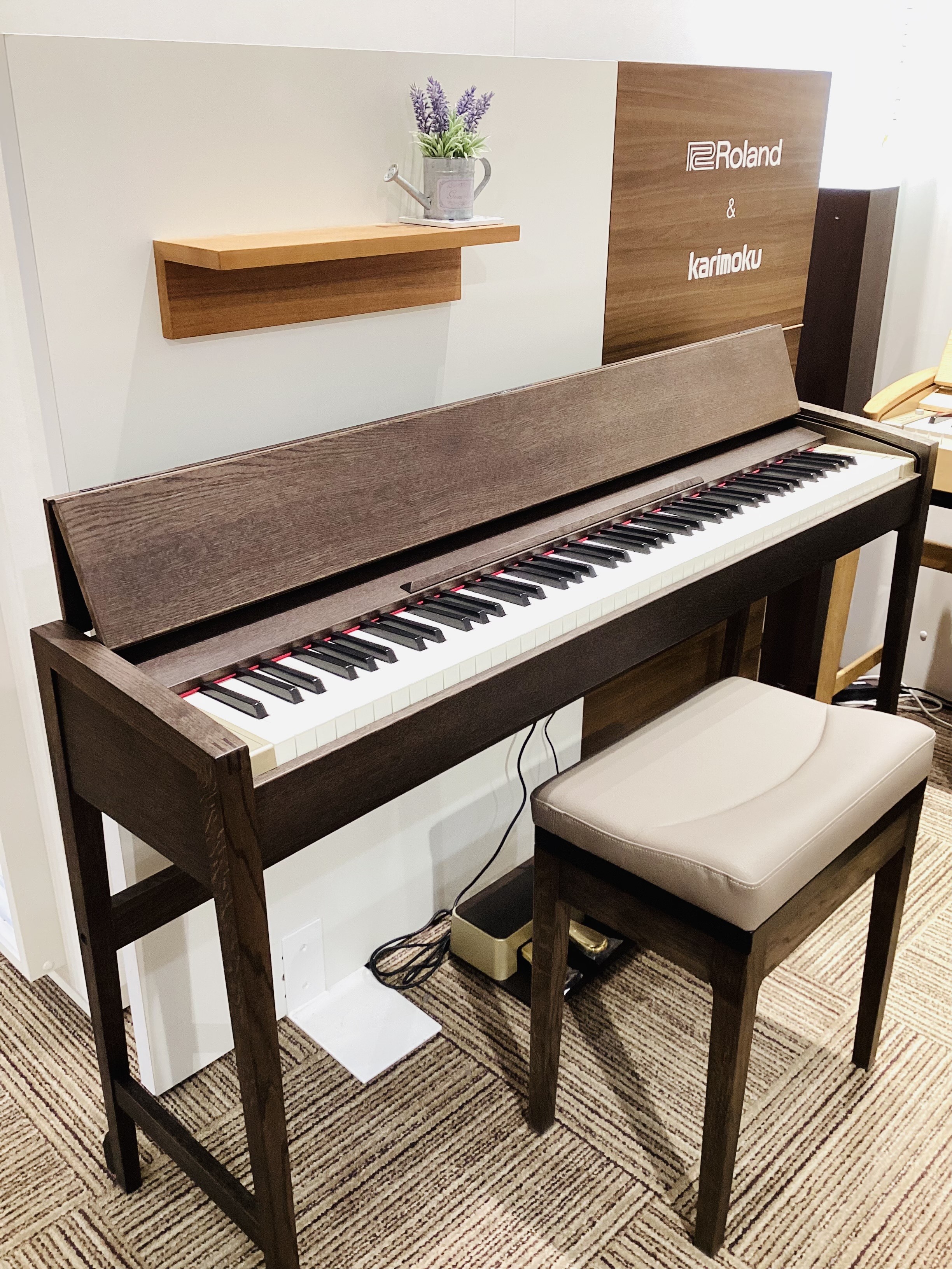 こんにちは！島村楽器広島府中店です！Rolandの電子ピアノ「きよら」から島村楽器限定モデルが発売されました！広島府中店にも展示している「角きよら　KF-25」のご紹介です！ カリモク家具の職人の技が光るインテリアに調和するデジタルピアノ 「きよら」は、天然木のあたたかみと流れるような曲線美をまとっ […]