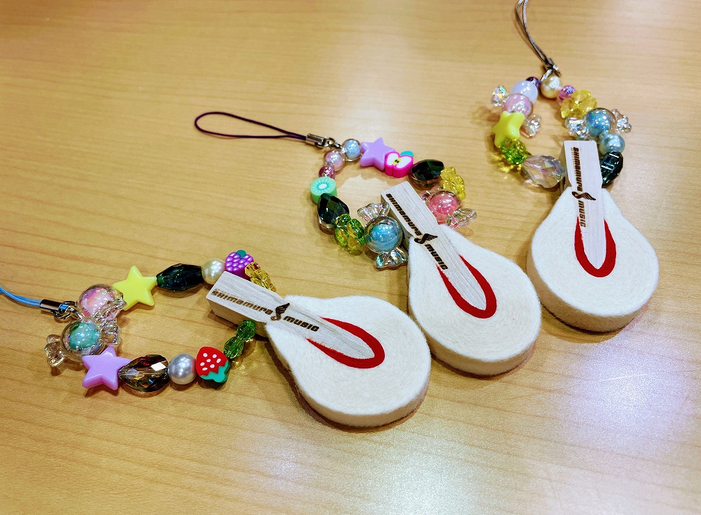 普段はなかなか見ることのできない、ピアノの内部を見て、触れて、体験いただける企画です。また、「ハンマーキーホルダー作成会」も実施します♪ビーズを通すだけでとっても素敵なキーホルダーができます。使用するハンマーは、実際にアップライトピアノやグランドピアノに使われている、本物のパーツ。1つ1つ大きさが違 […]