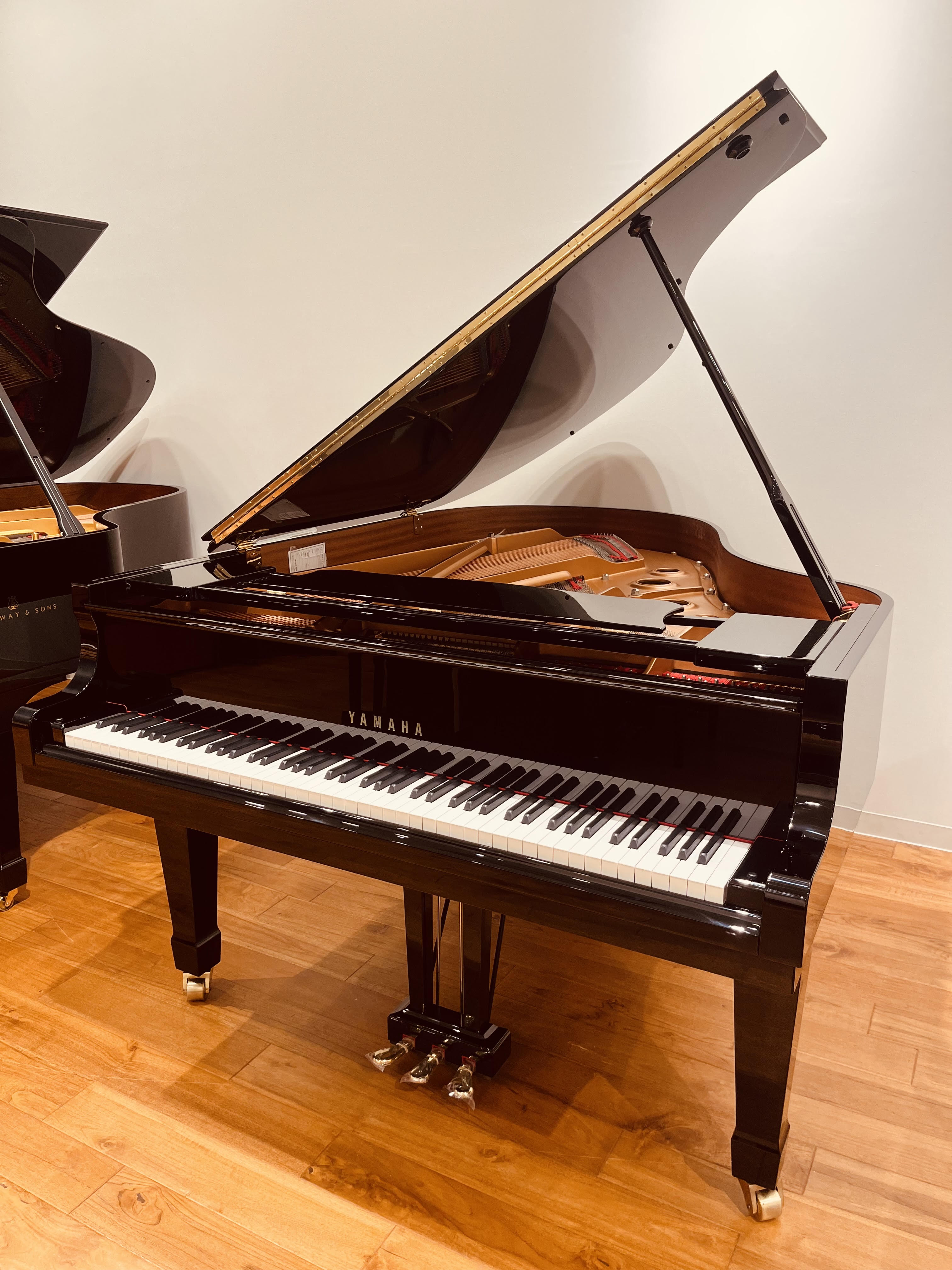 グランドピアノの定番モデル。コンクール対策に最もおすすめ。YAMAHA／C3L
