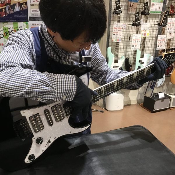 広島祇園店 ギターアドバイザー<br />
落合（おちあい）<br />
<br />
これとこれどっちがいいか迷ってる等、些細なことでもご連絡ください！<br />
弦高チェック・ネックチェックなどの検品もお渡し前にしっかりさせていただきます！<br />
お気軽にご相談下さい！