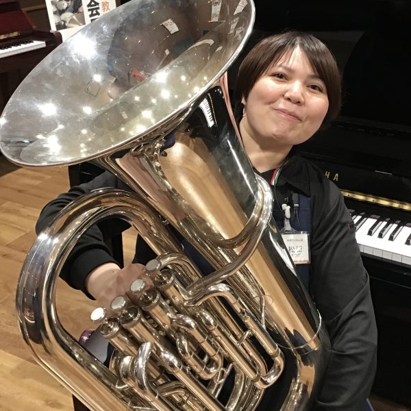 広島府中店　管楽器上級アドバイザー<br />
松田（まつだ）<br />
<br />
管楽器大好き！！前職は木管楽器製造をしておりました。松田と申します。<br />
皆様の音楽ライフがより充実したものになりますよう、楽しくサポートさせていただきます🎶<br />
沖縄出身ということもあり、広島の色んな団体の皆様と仲良くなりたい次第です＾＾<br />
初心者で全く音楽の経験がない方、経験者までどなたでも大歓迎です！！<br />
お気軽に松田までお声かけください。